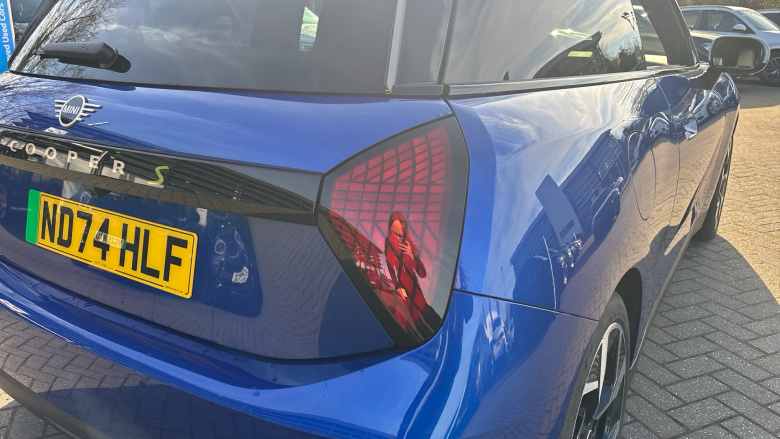 MINI Cooper 160kW SE Exclusive 54kWh 3dr Auto Electric Hatchback